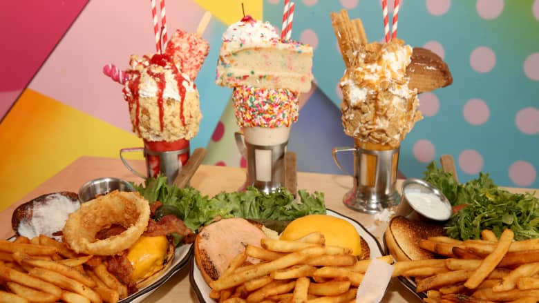 هل نأكل كثيرًا خلال الحروب والأزمات أم نتوقف كليًا عن تناول الطعام؟