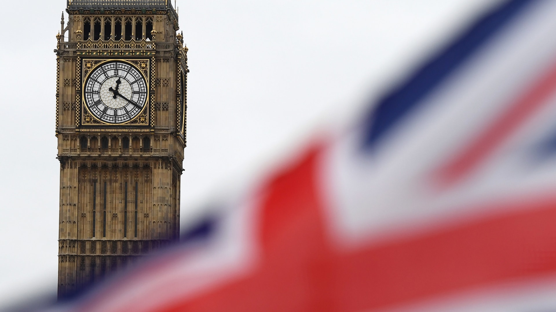 تشمل ضابطين سابقين في نظام الأسد و"أبو عمشة" و"بولاد".. بريطانيا تفرض عقوبات على أفراد وفصائل سورية