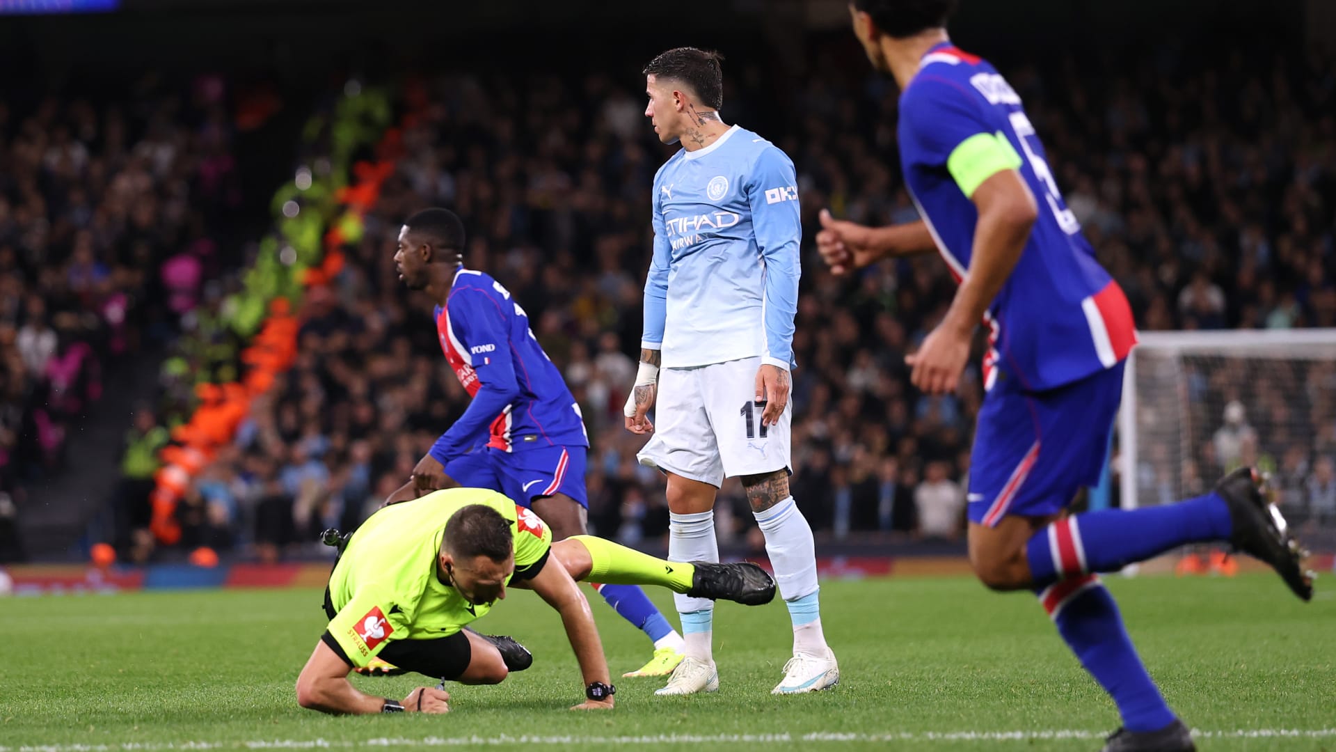 واقعة مثيرة للجدل.. لاعب مانشستر سيتي يدفع حكم مباراته ضد باريس سان جيرمان
