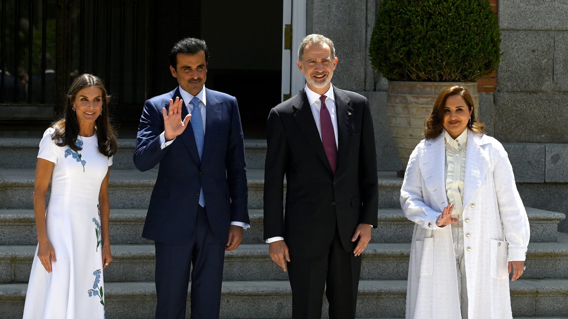 شاهد.. زوجة أمير قطر بظهور نادر في زيارة رسمية خارجية برفقة الشيخ تميم