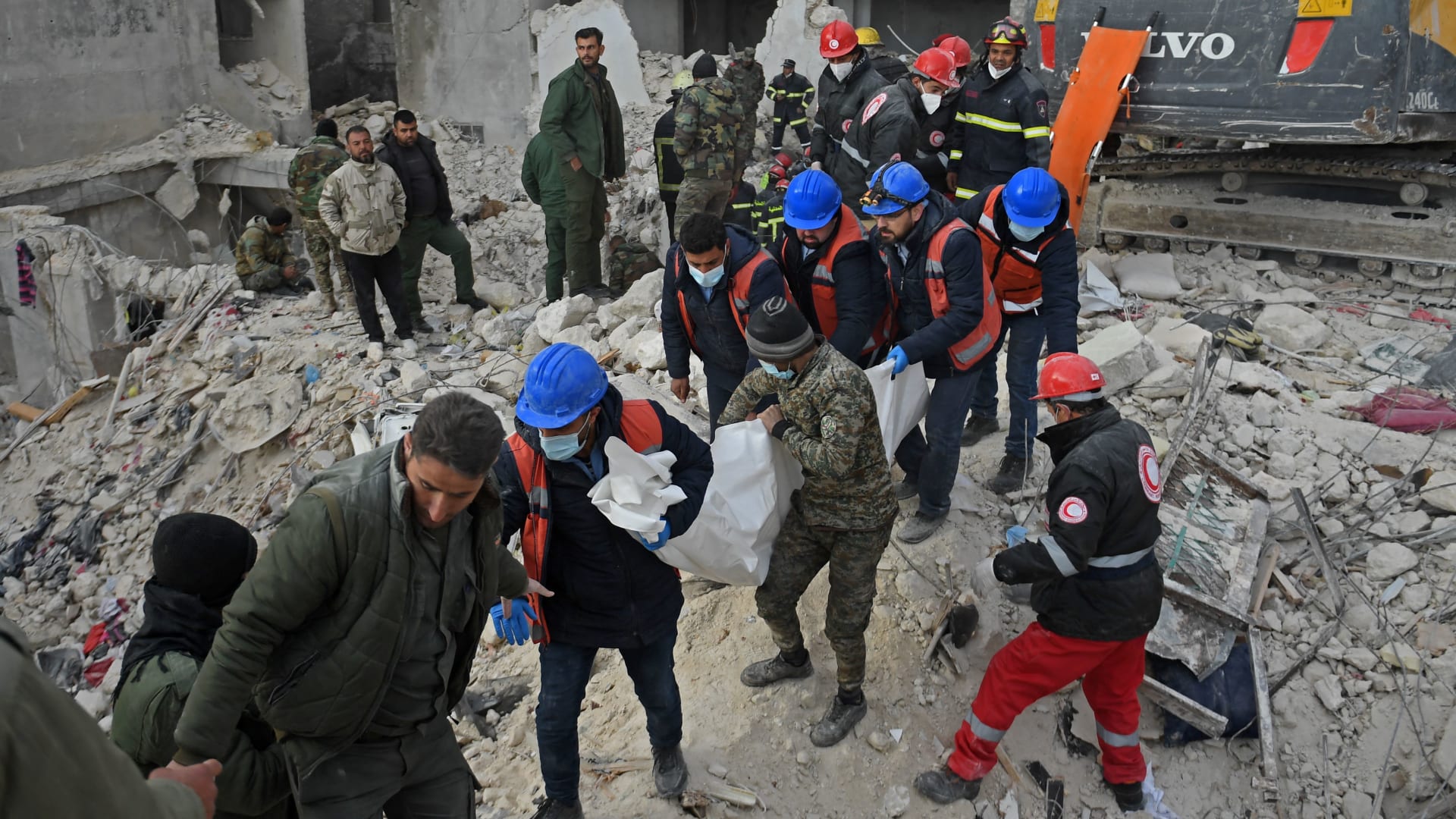 عائلات تحت الأنقاض.. شاهد جهود الإنقاذ والانتشال المستمرة في سوريا بسبب الزلزال المدمر
