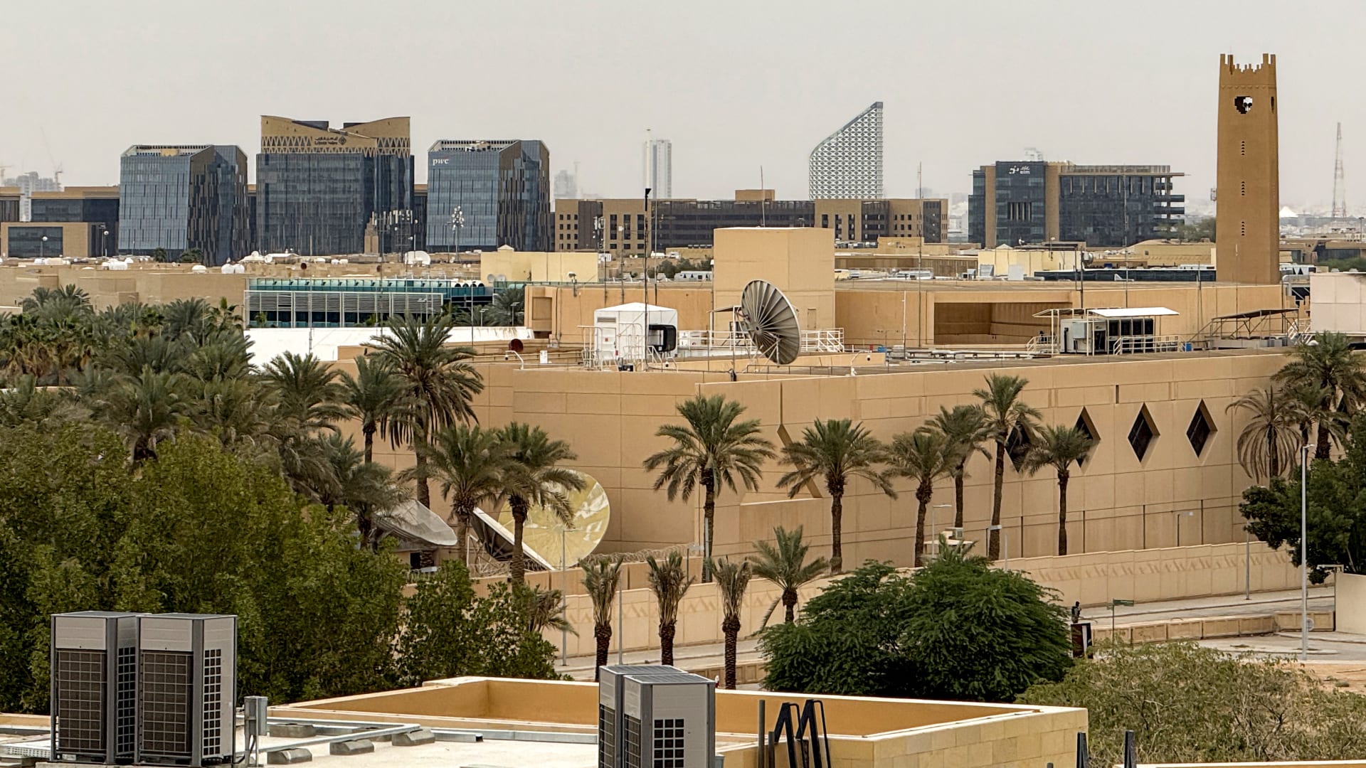 أمريكا تأمر الموظفين "غير الأساسيين" في سفارتها بالرياض بالمغادرة.. ومصدر يوضح لـCNN السبب