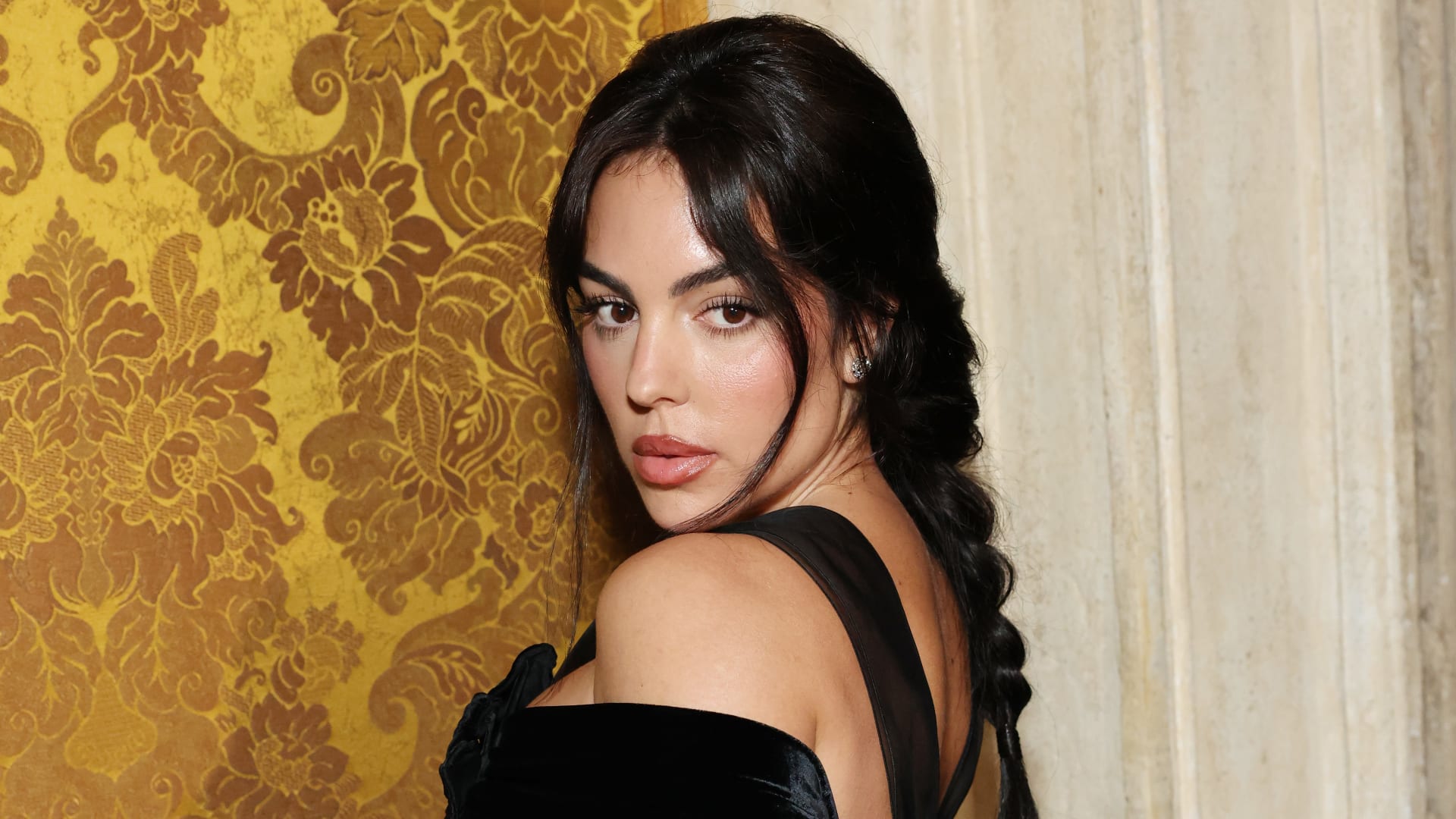 جورجينا رودريغز تتألق بالمخمل الأسود في روما