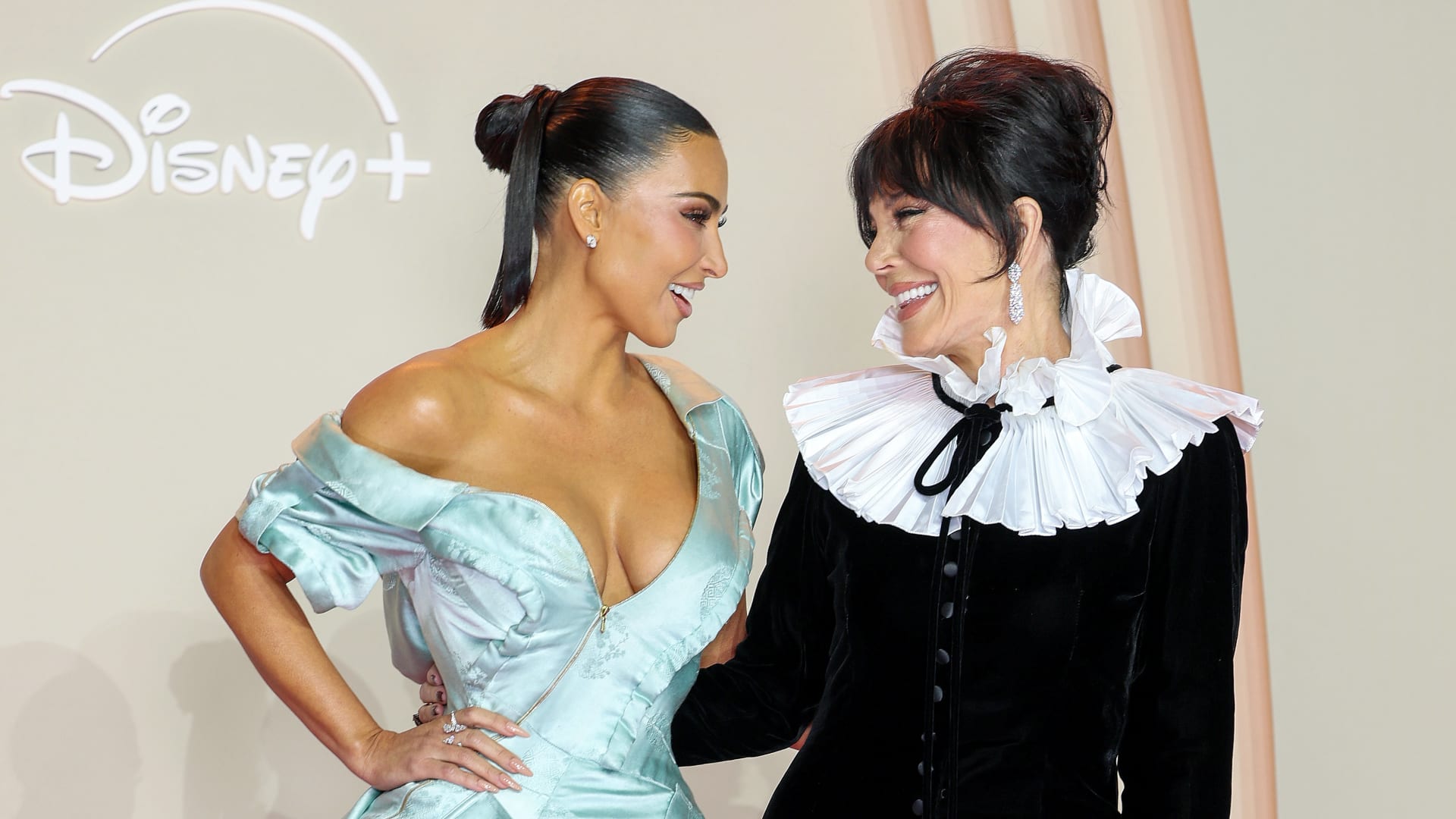 كيم كارداشيان وكريس جينر بفساتين قديمة على السجادة الحمراء في باريس