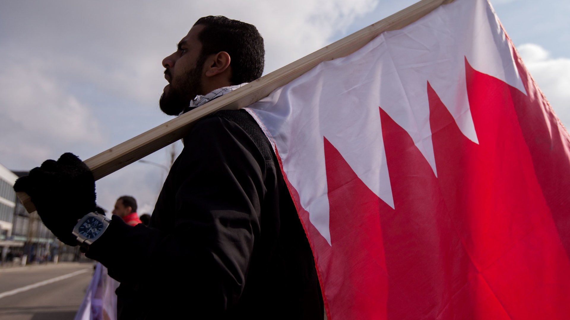 صورة أرشيفية تعبيرية لرجل يحمل العلم البحريني 