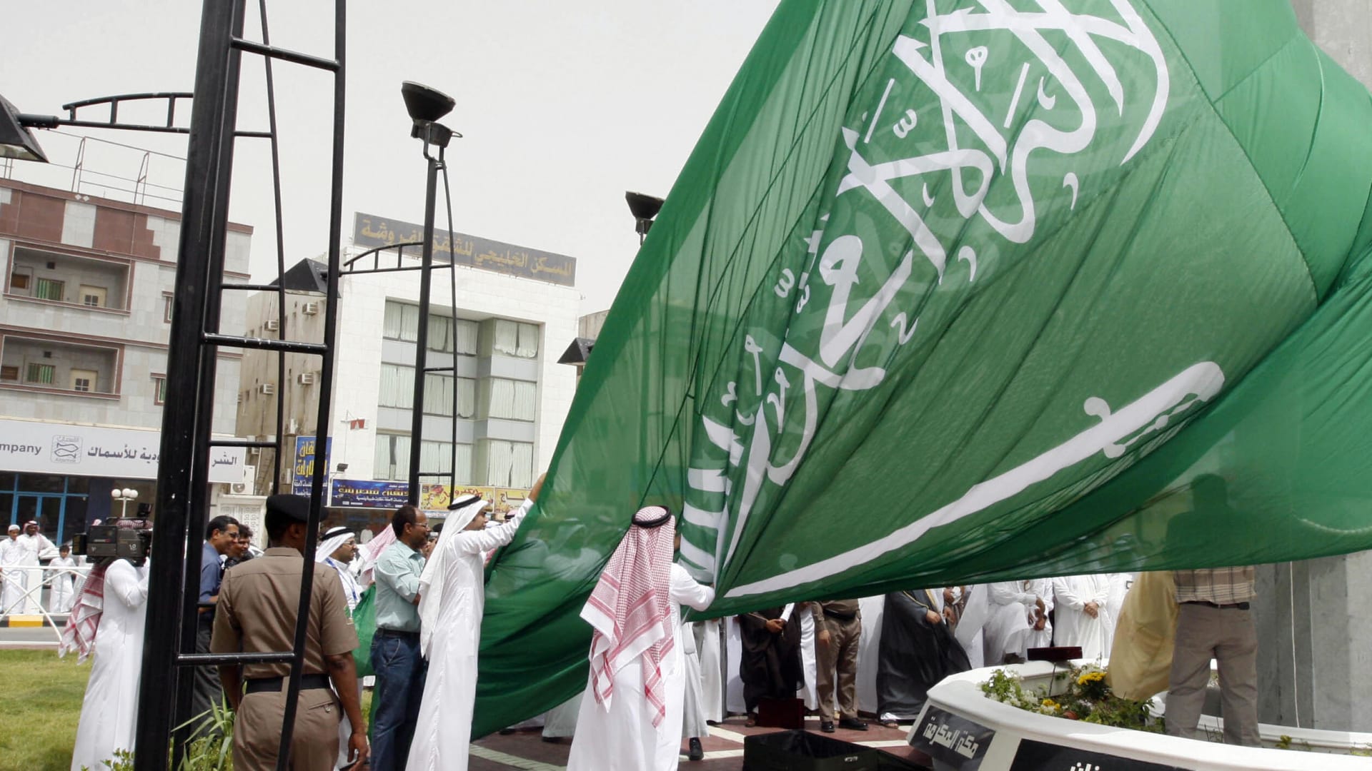 صورة ارشيفية من مراسم رفع علم سعودي ضخم على سارية في الدمام العام 2008