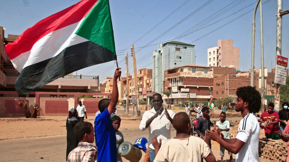 ضغط دولي على قادة الانقلاب في السودان.. والعصيان المدني مستمر