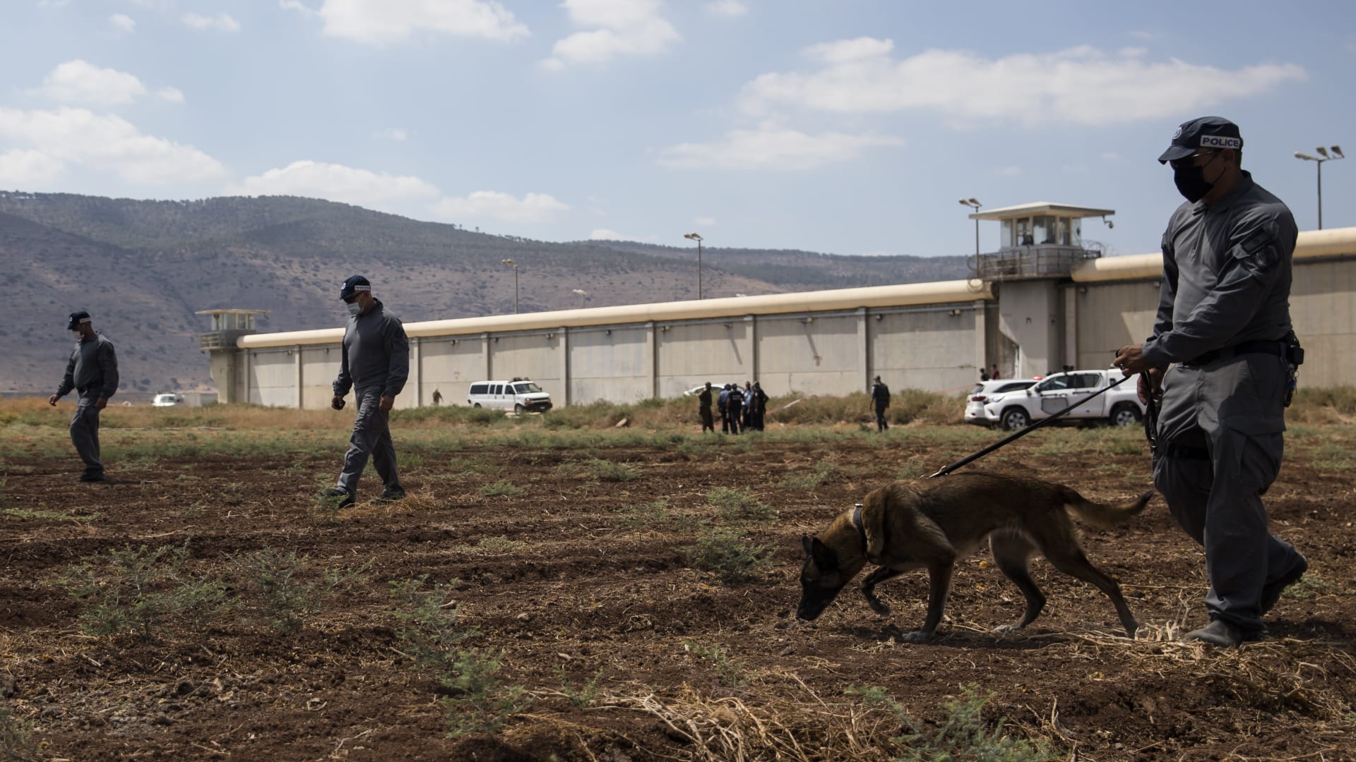 عمليات تفتيش للشرطة الإسرائيلية في نطاق سجن جلبوع الذي فر منه ستة سجناء فلسطينيين - 6 سبتمبر 2021