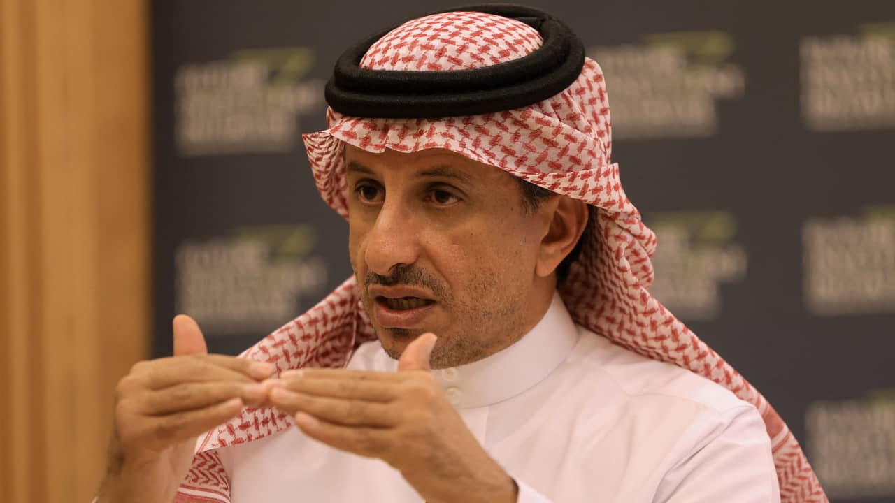 السعودية وتقديم الكحول.. ضجة و"تحريف" لرد وزير السياحة بالمملكة وسط تفاعل