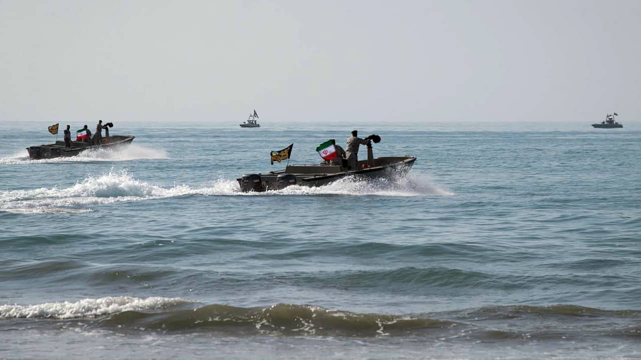 البحرية الأمريكية: إيران احتجزت سفينة تجارية أثناء إبحارها في المياه الدولية بالخليج العربي