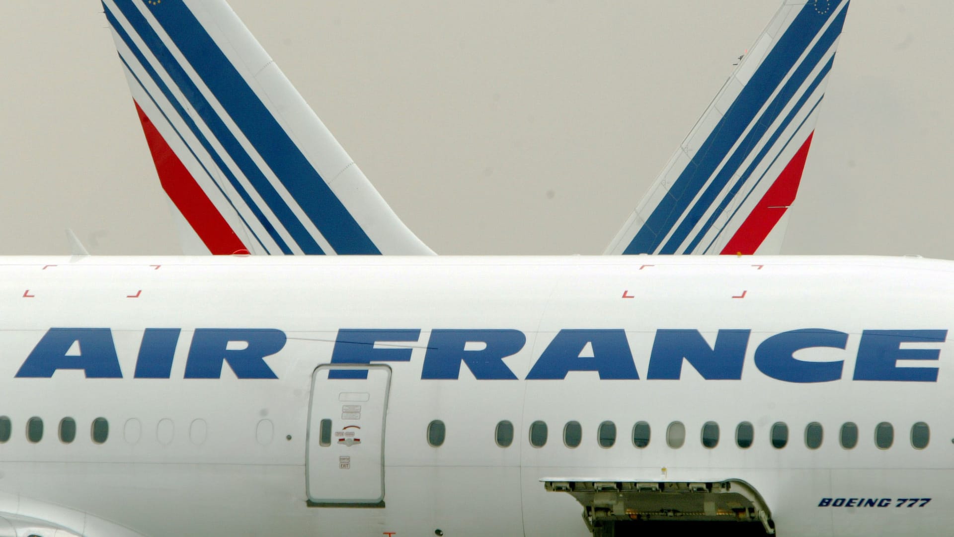 طياران يتبادلان "إشارات غير لائقة" إثر خلاف في رحلة بين باريس وجنيف