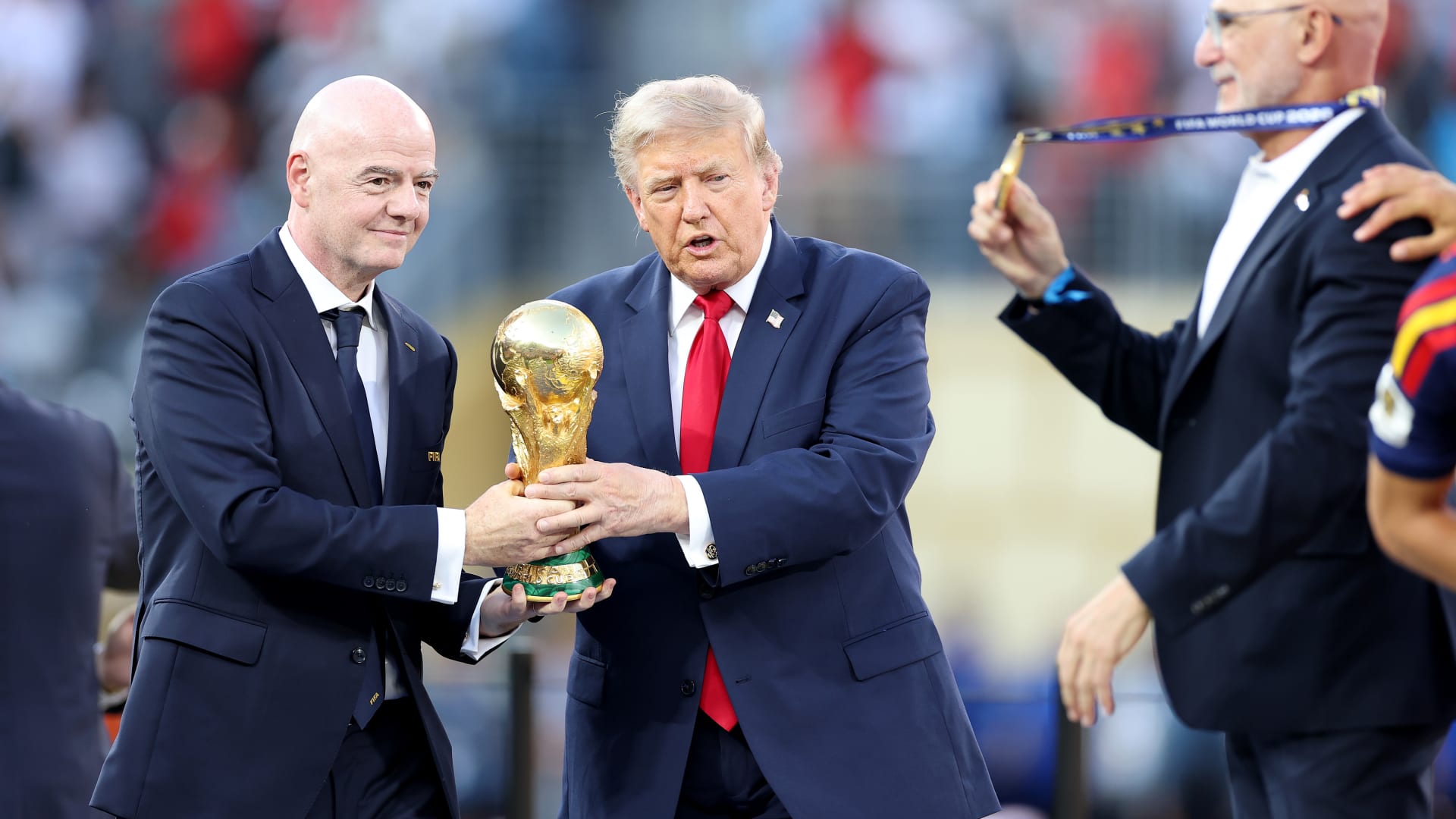 تصرف ترامب خلال مراسم تتويج إسبانيا بلقب كأس العالم يلاقي رواجاً 