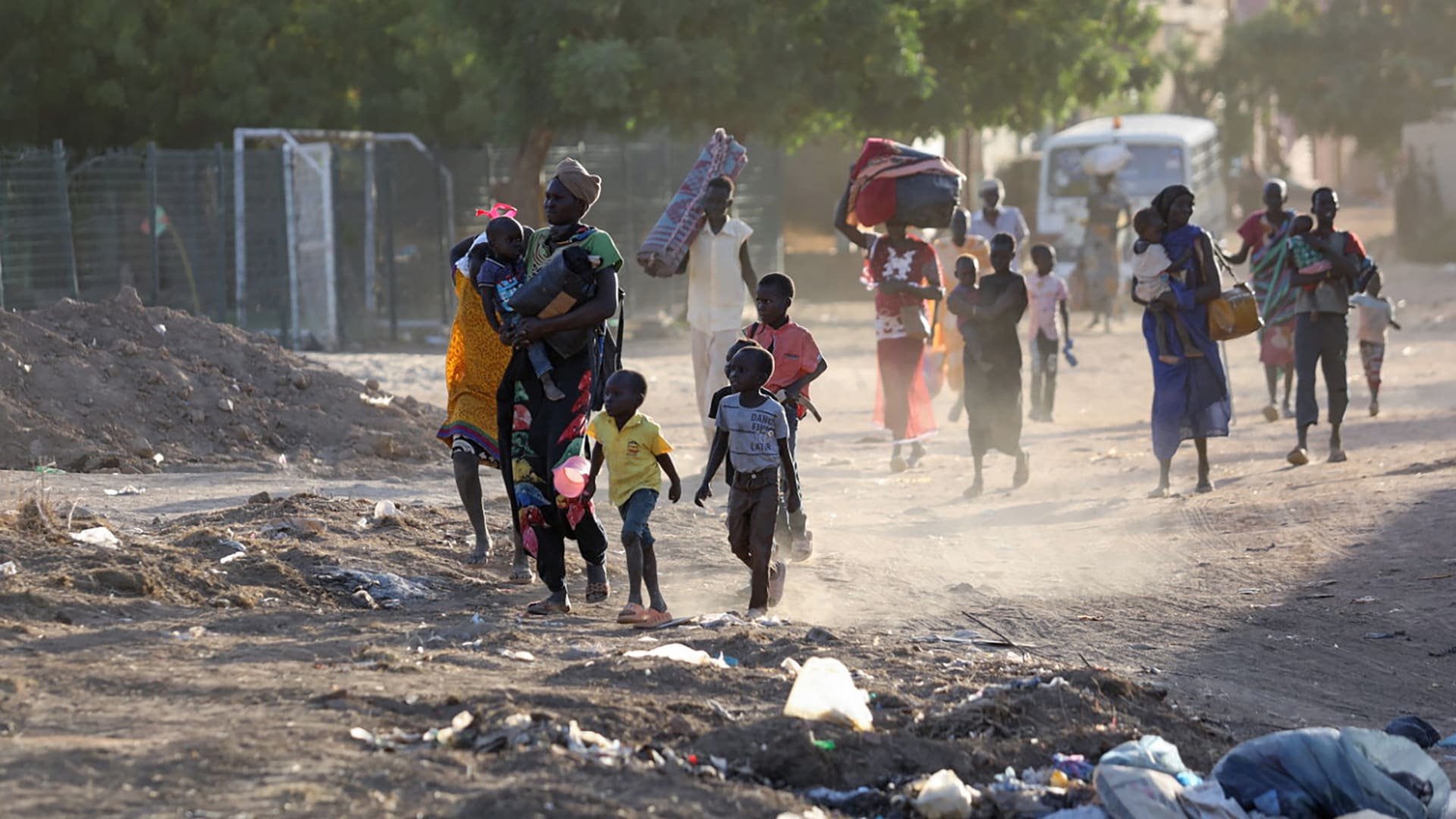 "انتهاك واضح للقانون الدولي الإنساني".. شهود عيان: مستشفيات السودان تتعرض للاعتداءات