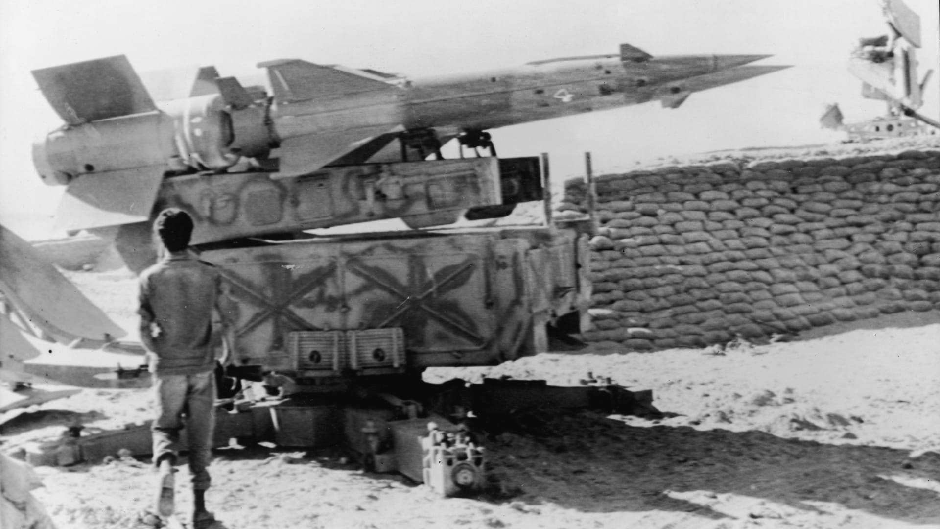 صورة جندي إسرائيلي عند منصة صواريخ مصرية خلال حرب أكتوبر 1973