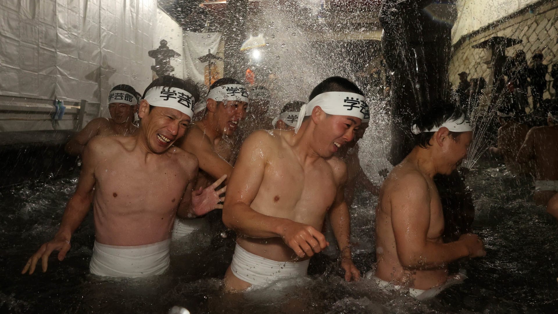 "مهرجان الرجل العاري" باليابان.. هكذا يطهّر المشاركون "أجسادهم من الشر"