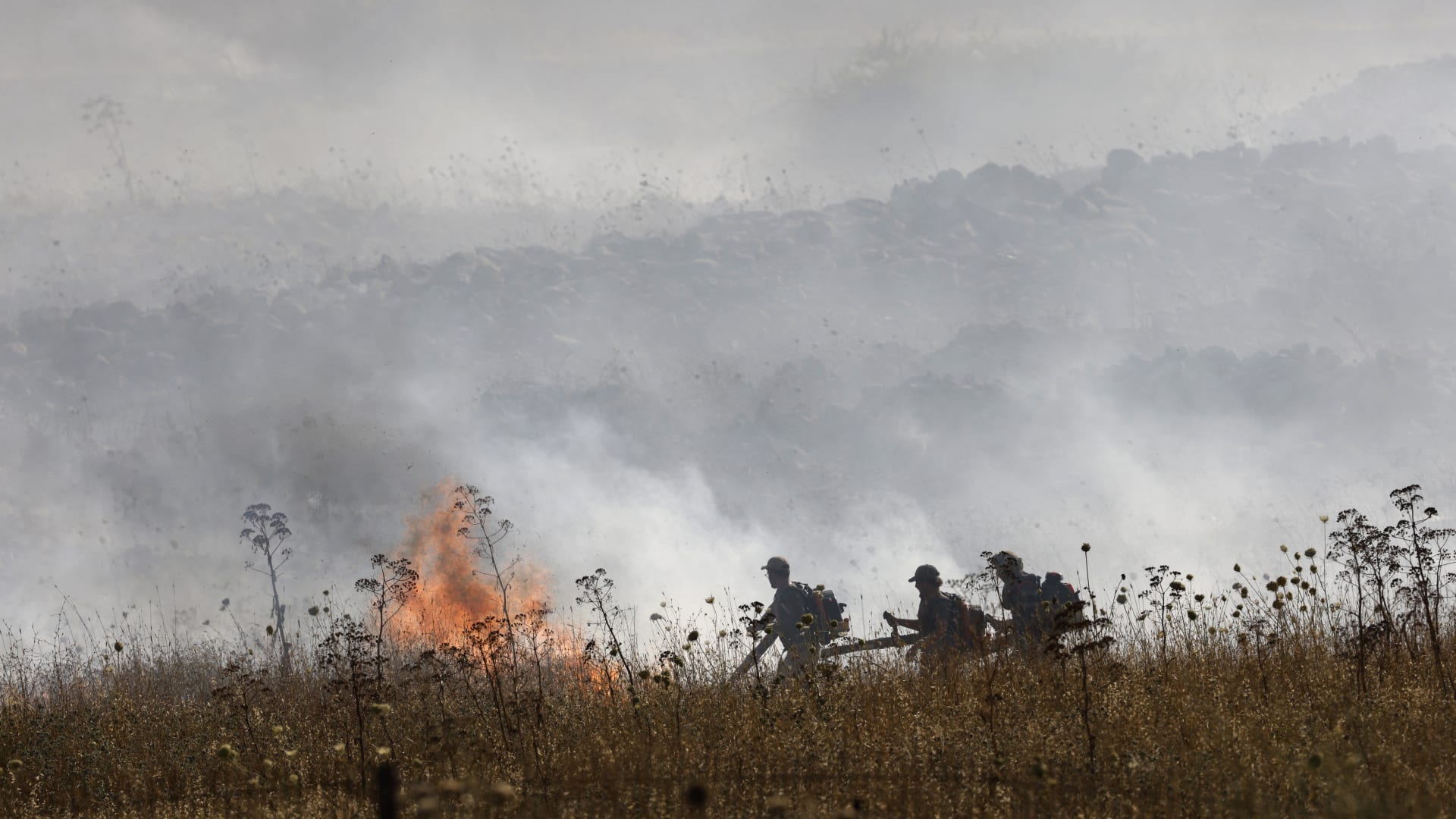 شاهد كيف بدت الحرائق في شمال إسرائيل بعد شن حزب الله هجومًا بسرب من الـ”درون”
