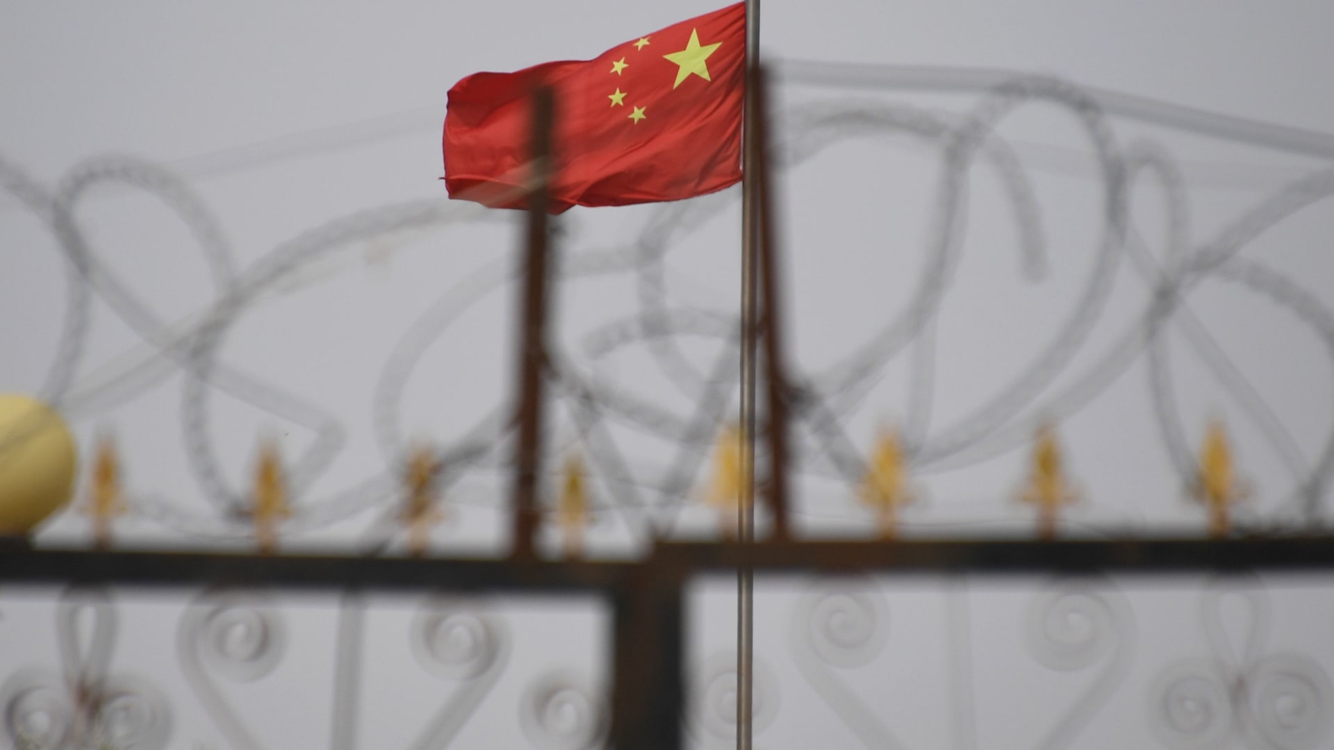 صعق للأعضاء التناسلية واغتصاب.. مسؤول أمن صيني سابق يكشف خبايا سجون الأويغور في شينجيانغ