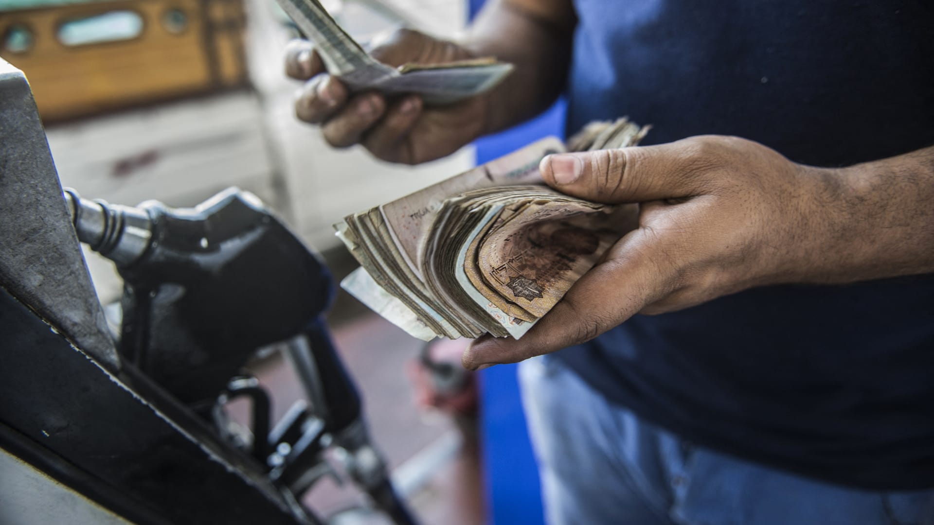 الحكومة المصرية تكشف سبب أزمة "البنزين المغشوش".. ومطالبات بتعويض المتضررين
