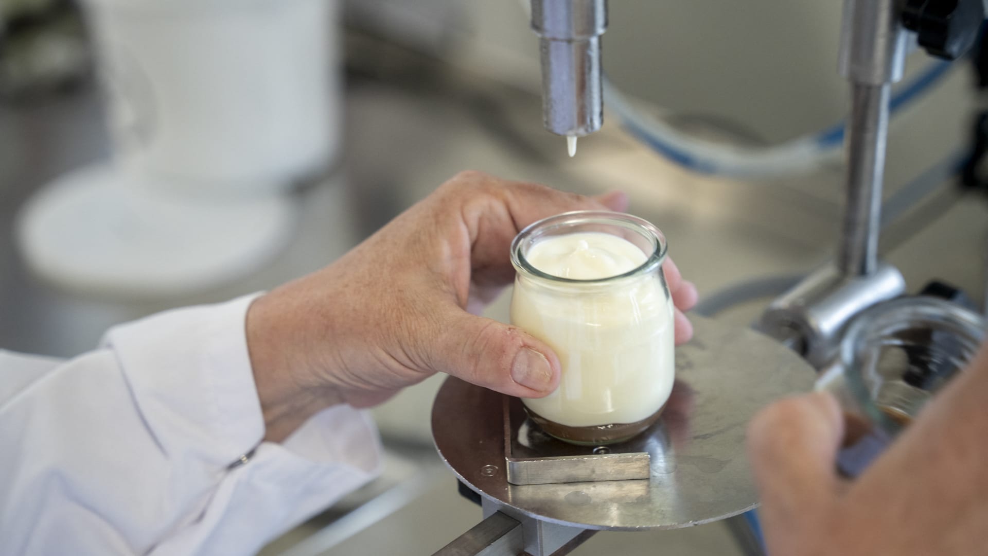 فوائد لبن الزبادي للبشرة..سرّ طبيعي قد يتحوّل إلى كريم فعّال