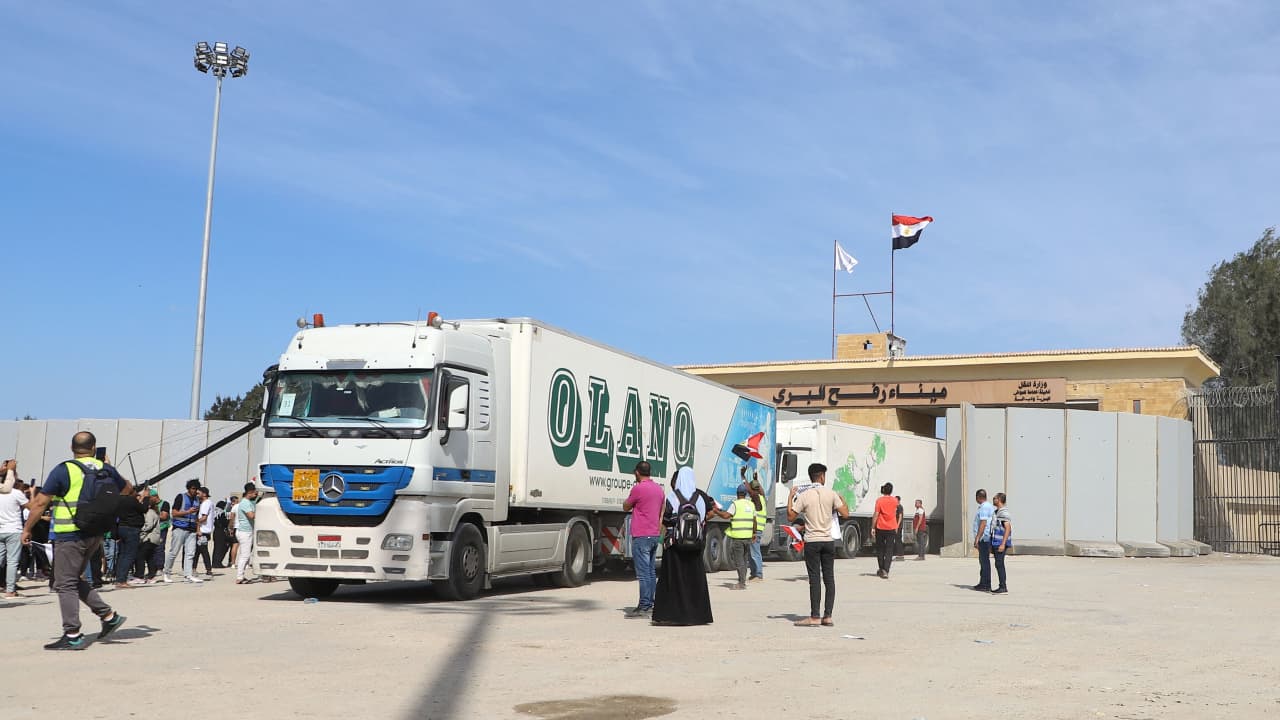 مسؤول مصري: 75 شاحنة مساعدات تنتظر العبور من مصر إلى غزة