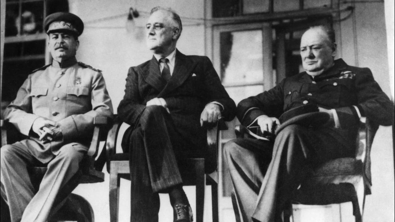 صورة أرشيفية من مشاركة جوزيف ستالين وونستون تشرشل وفرانكلين روزفلت في مؤتمر طهران عام 1943