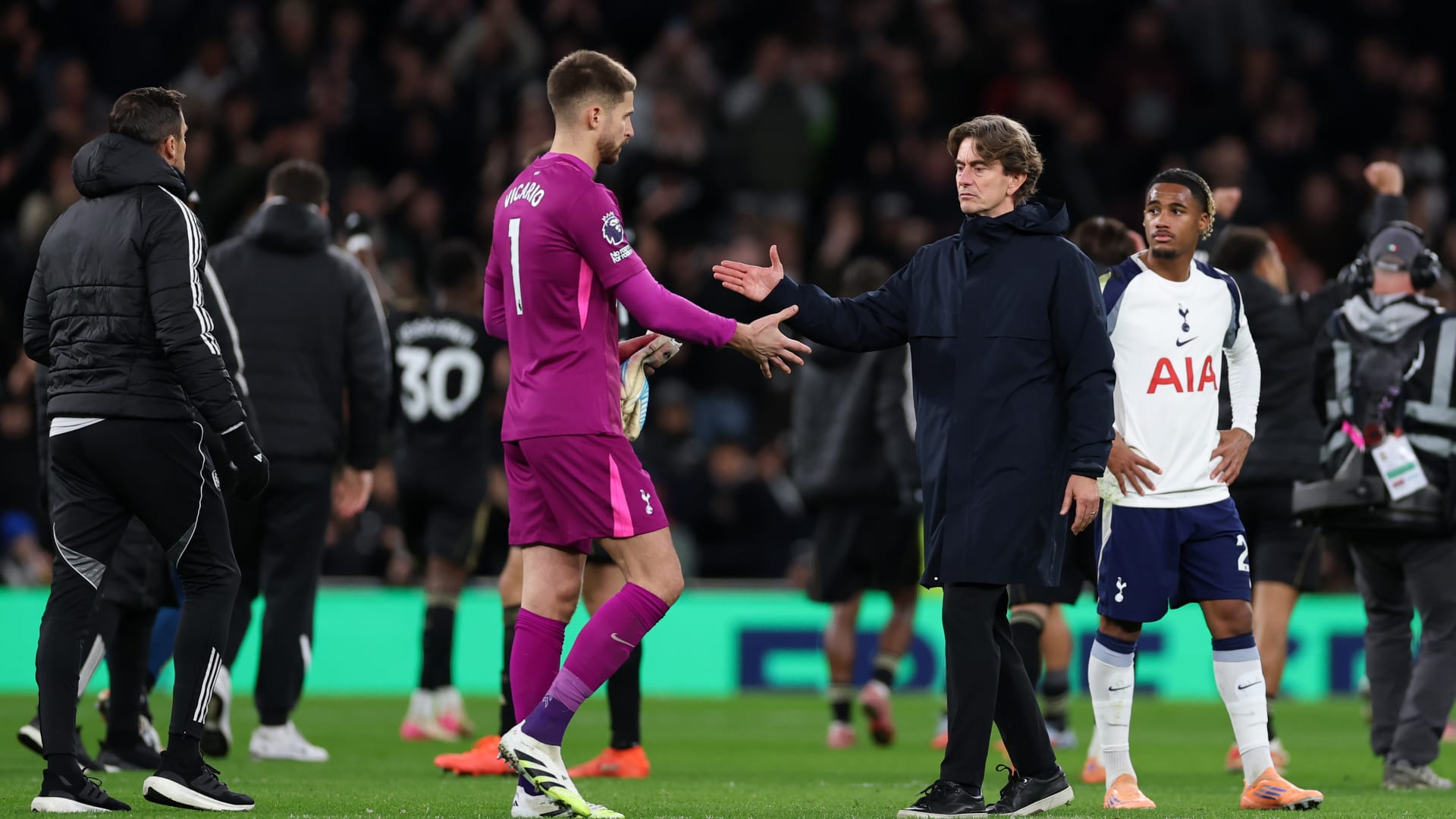 ليسوا مشجعين حقيقيين مدرب توتنهام ينتقد بعض جماهير فريقه بسبب هذا التصرف