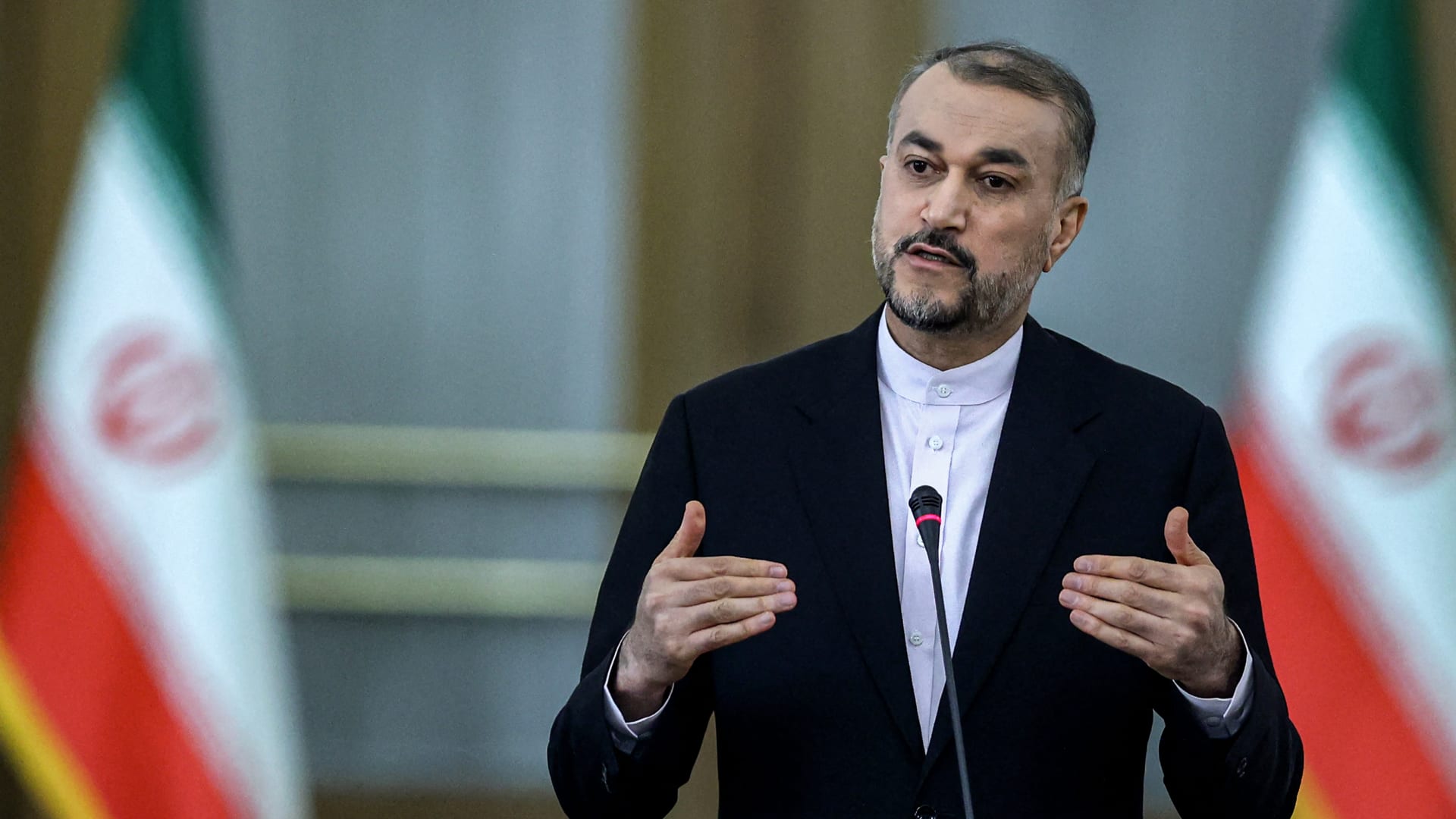 إيران تدين "قمع المظاهرات السلمية" في فرنسا.. وتوجه رسالة للحكومة