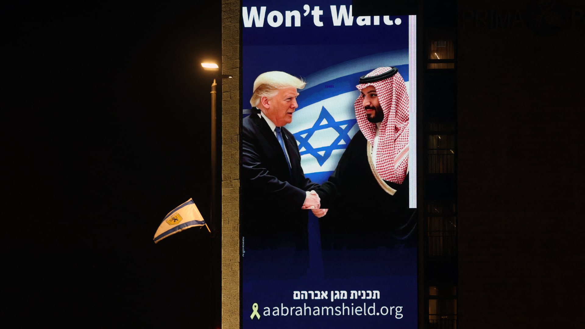 بإسرائيل.. رفع صور محمد بن سلمان وترامب.. وهذا ما كتب عليها