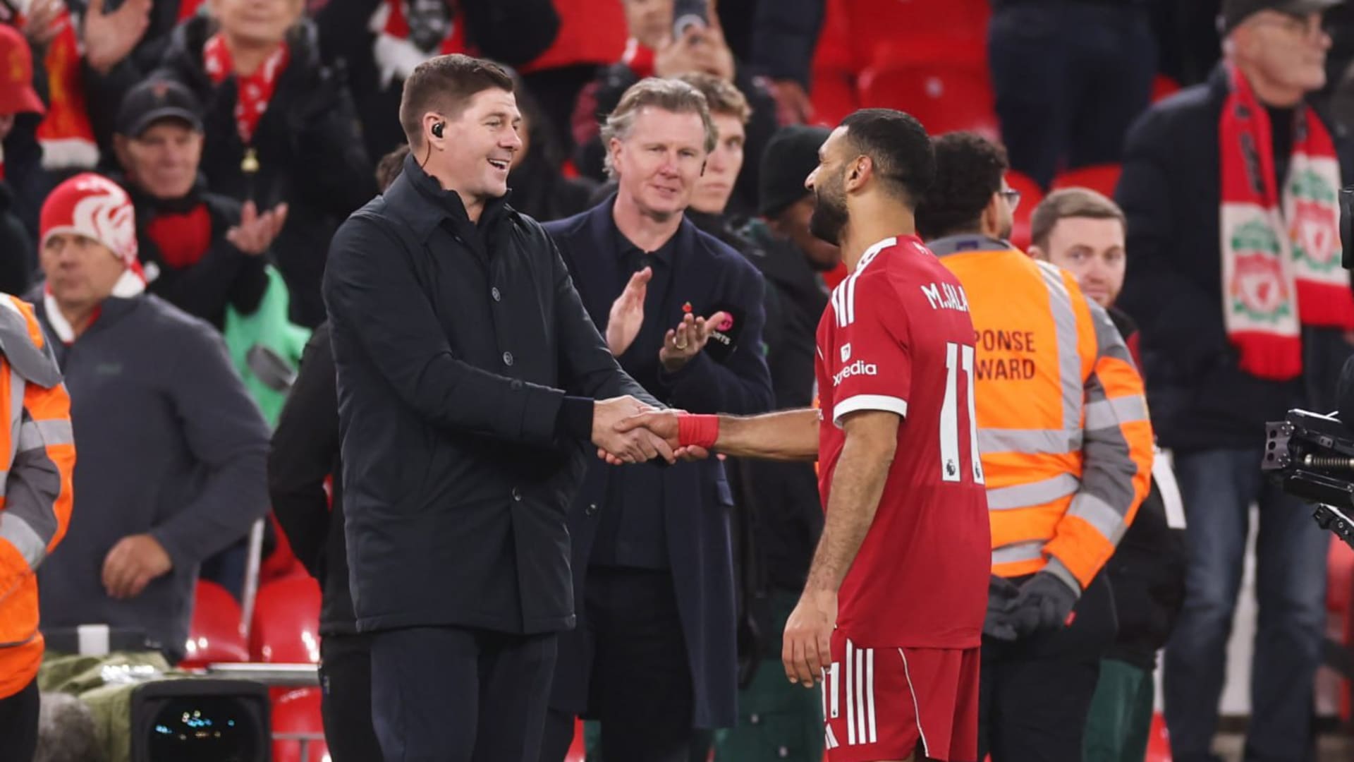 لقطة بين صلاح وجيرارد بعد مباراة ليفربول وأستون فيلا تخطف الأنظار