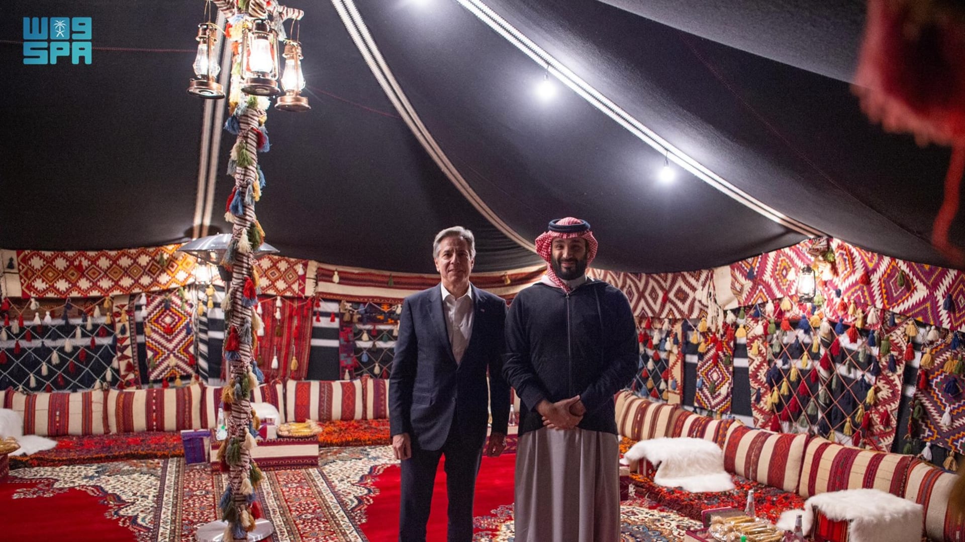 ولي العهد السعودي يلتقي وزير الخارجية الأمريكي في المخيم الشتوي في العلا.. ماذا ناقشا؟