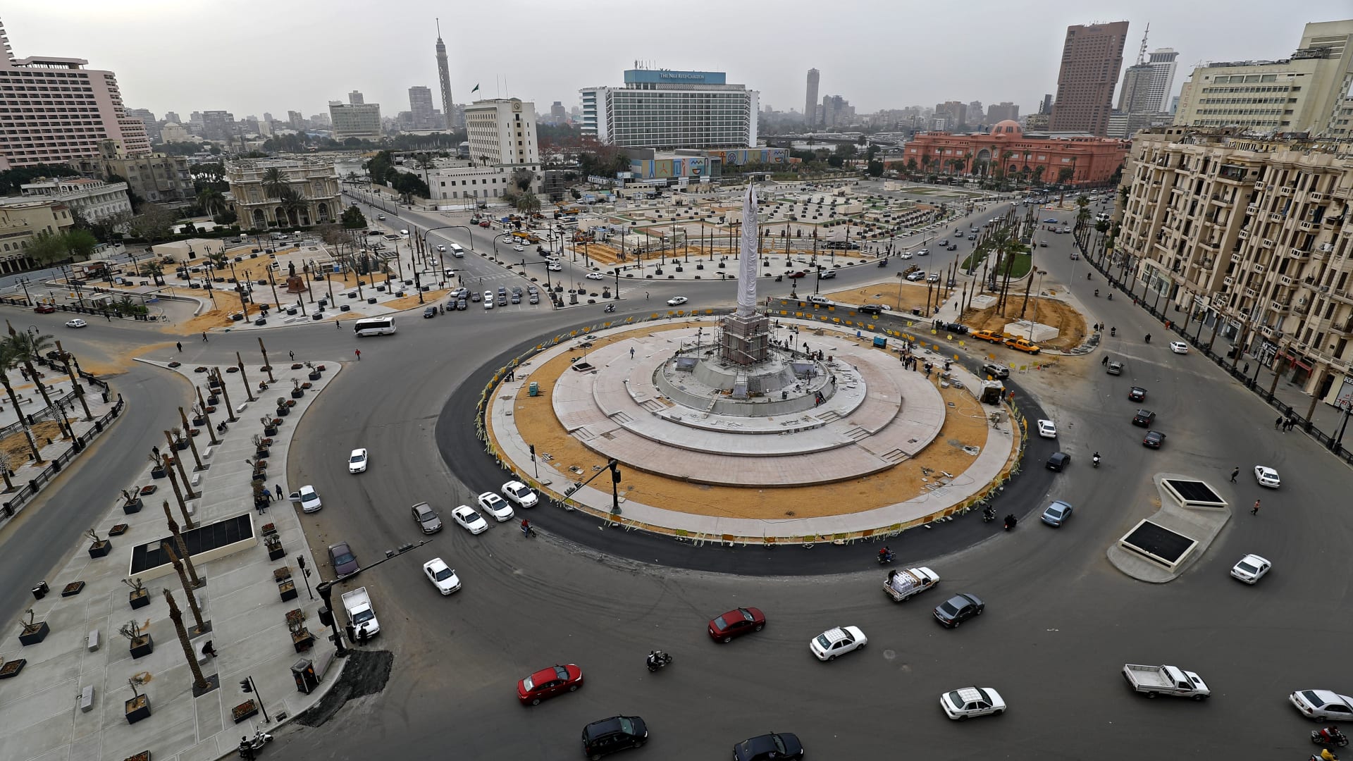 صورة أرشيفية لسيارات في ميدان التحرير بالعاصمة المصرية القاهرة 