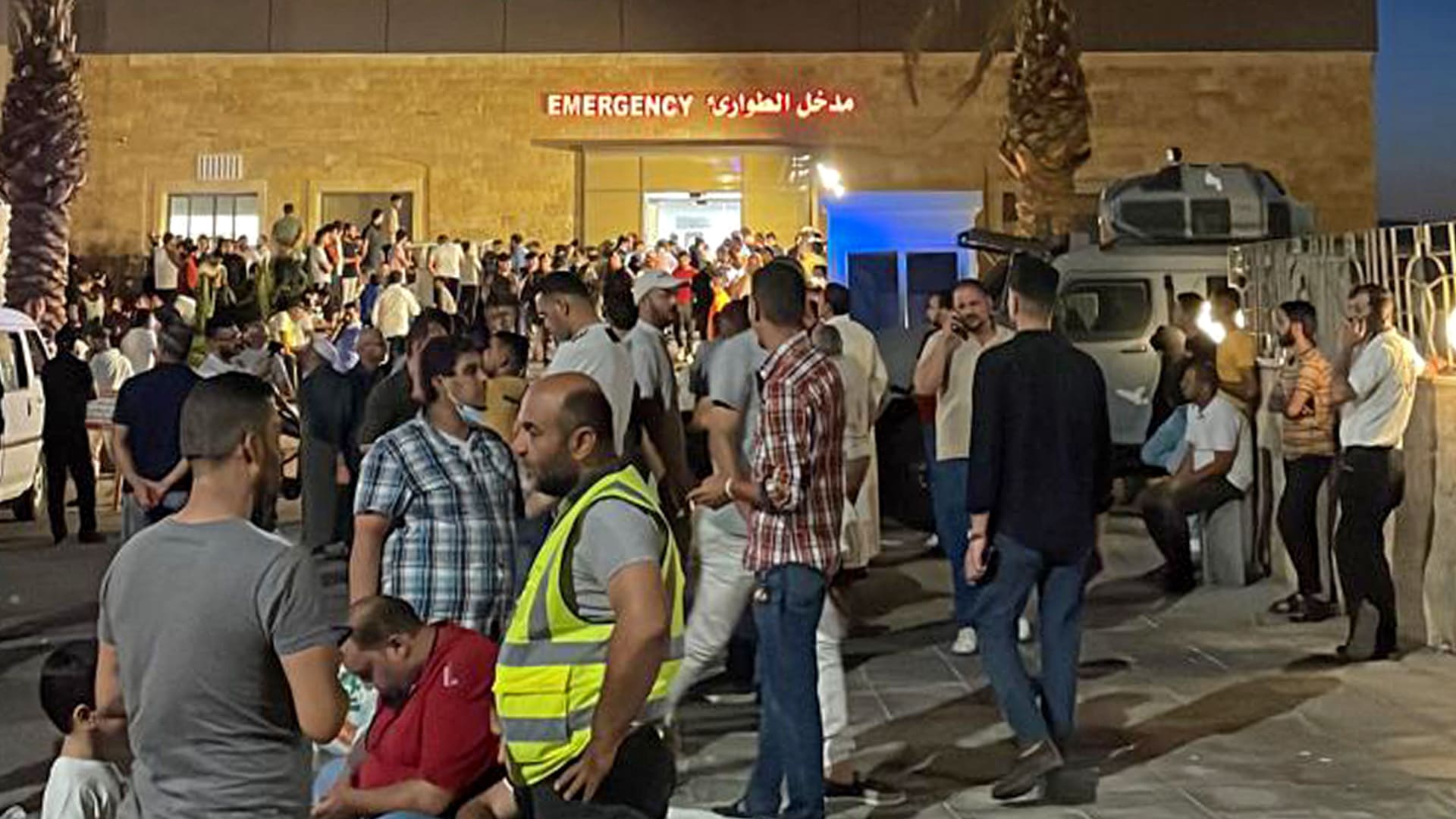 أشخاص يتجمعون خارج مستشفى بعد انفجار غاز سام في ميناء العقبة الأردني