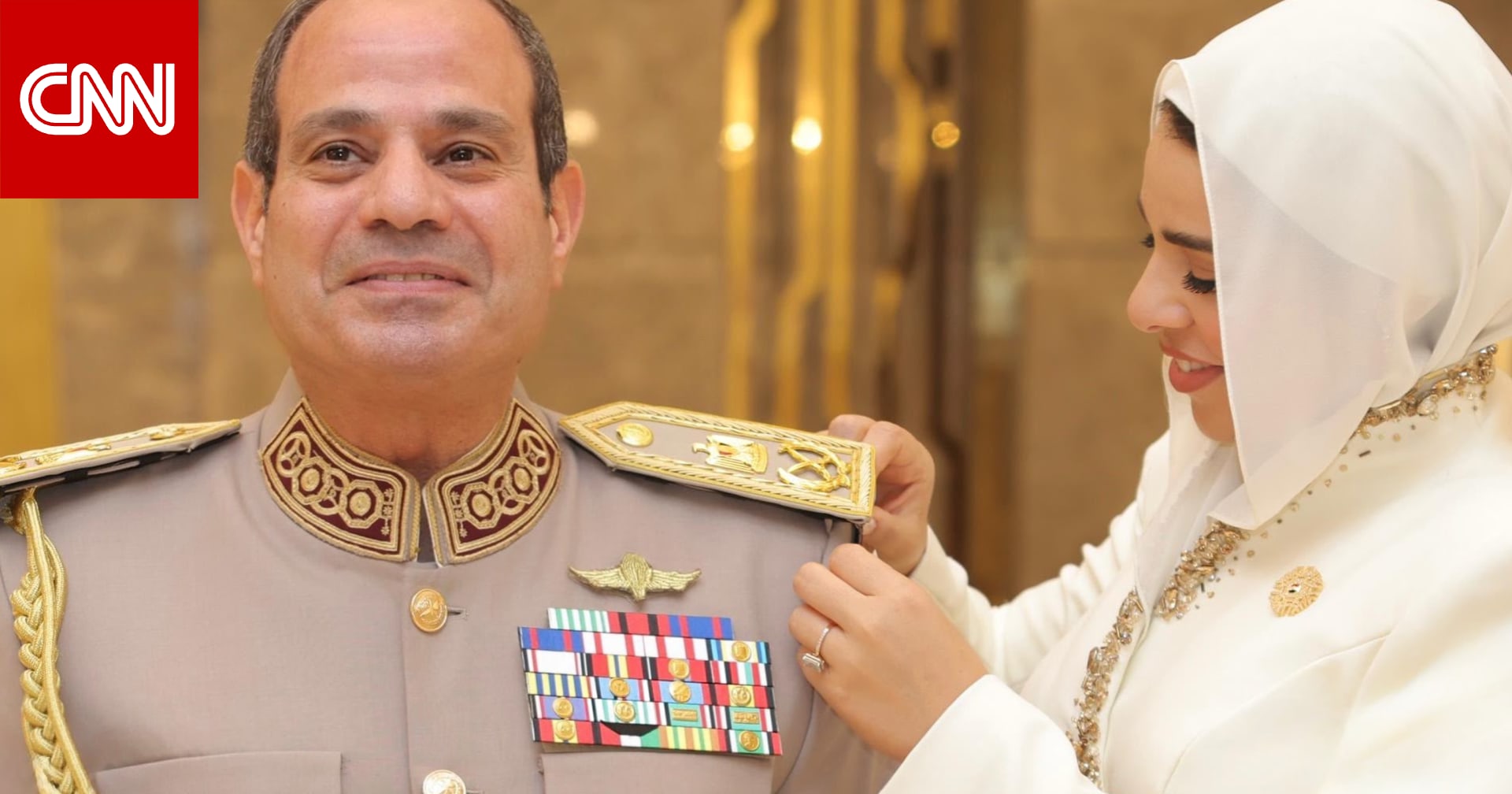 مصممة مصرية تكشف أسرار فستان آية السيسي و"رسالة هيروغليفية تخفيها الأكمام" 
