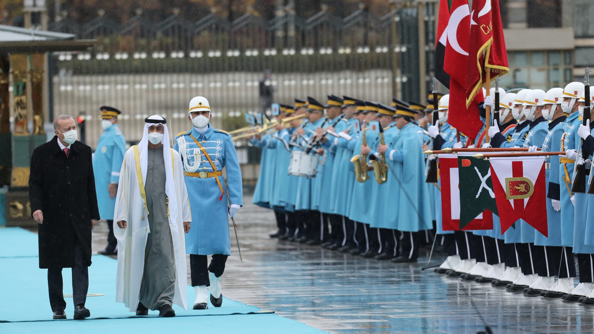 لحظة تحية "مرحبا عسكر" من محمد بن زايد لعناصر مراسم الاستقبال بتركيا.. وهكذا ردوا
