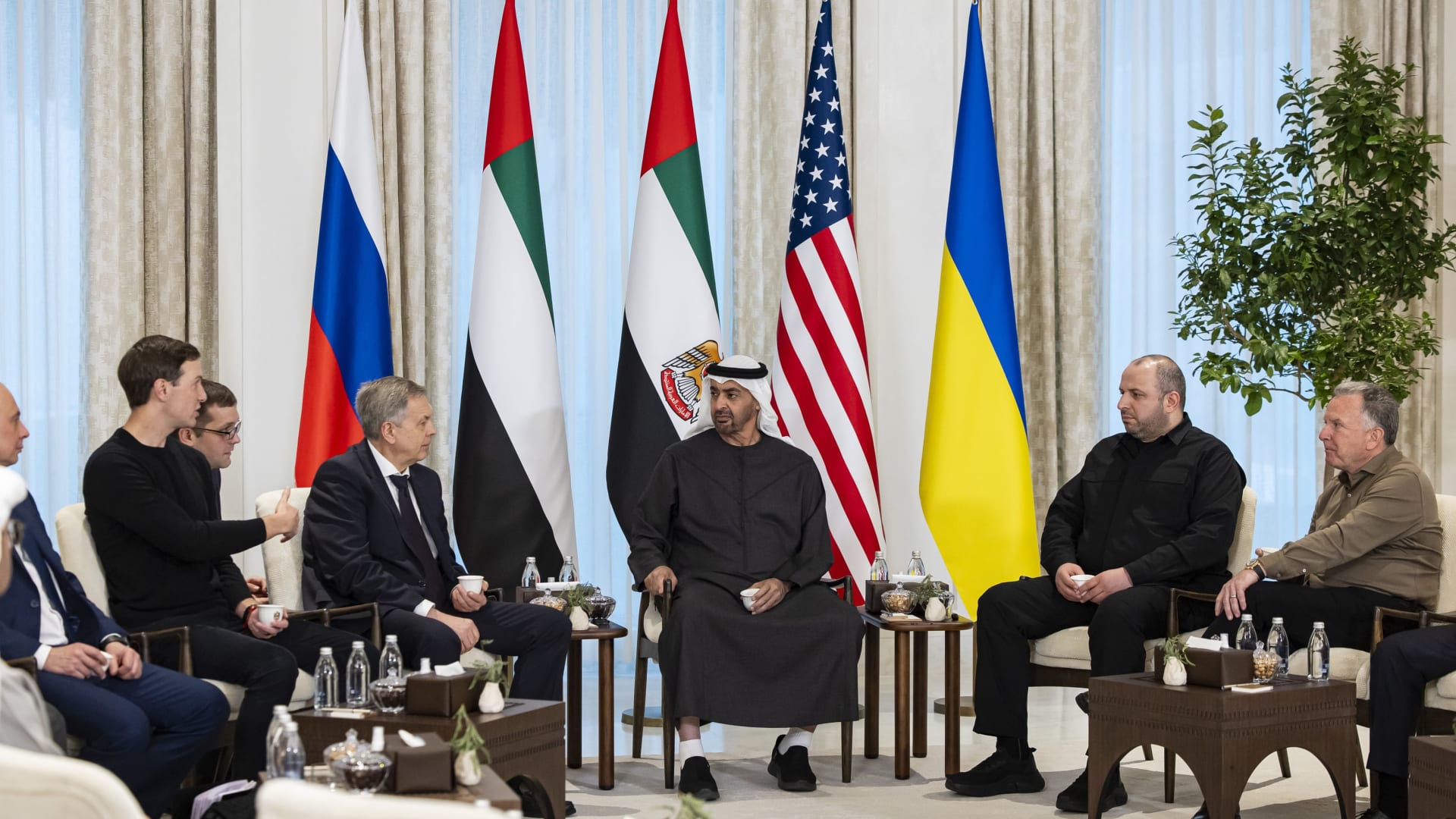 "خلف أبواب مغلقة".. بدء محادثات اليوم الثاني بشأن الأزمة الأوكرانية في أبوظبي