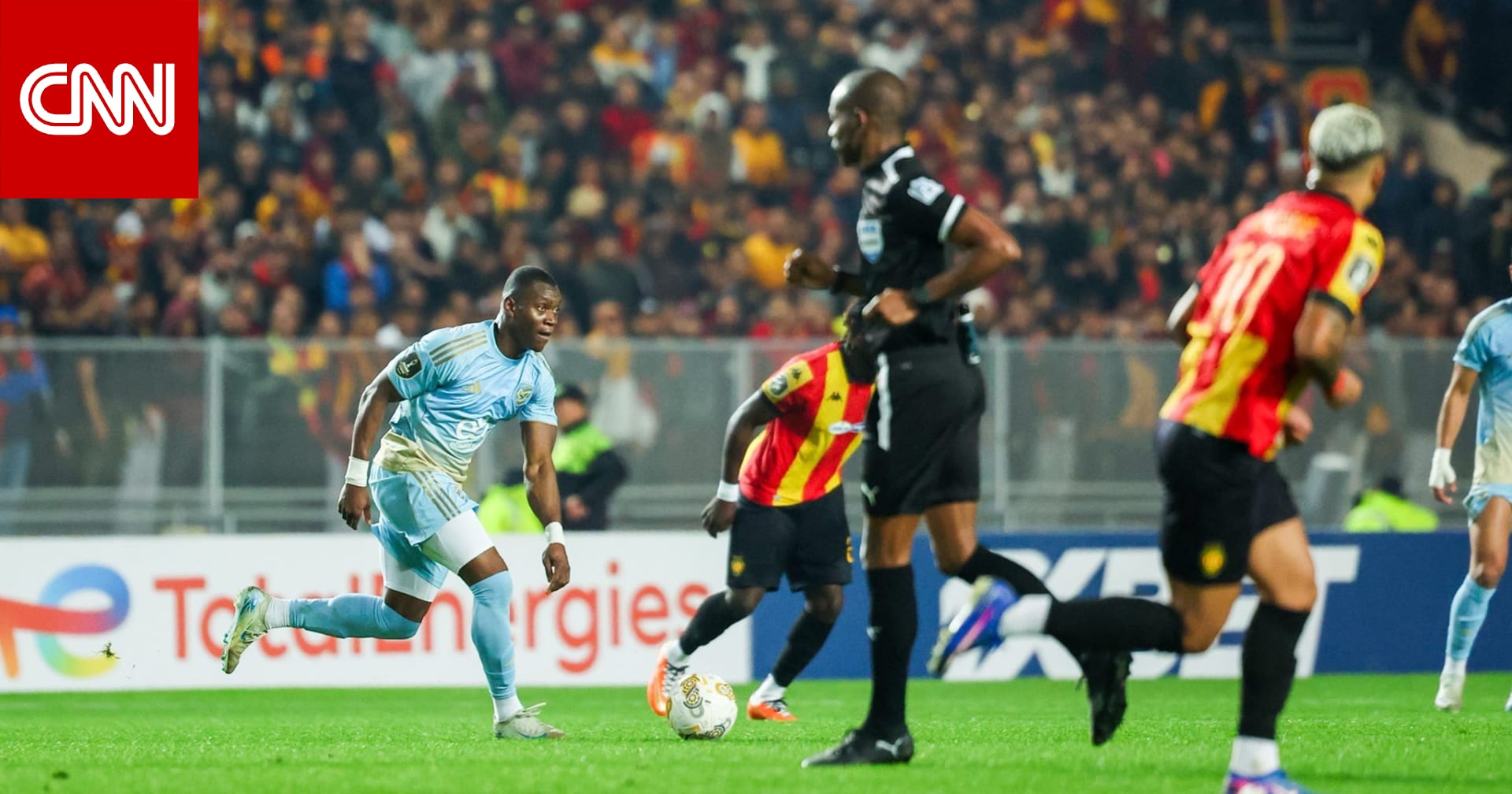 تصرف "غير متوقع" من حكم مباراة الأهلي والترجي بعد صافرة النهاية