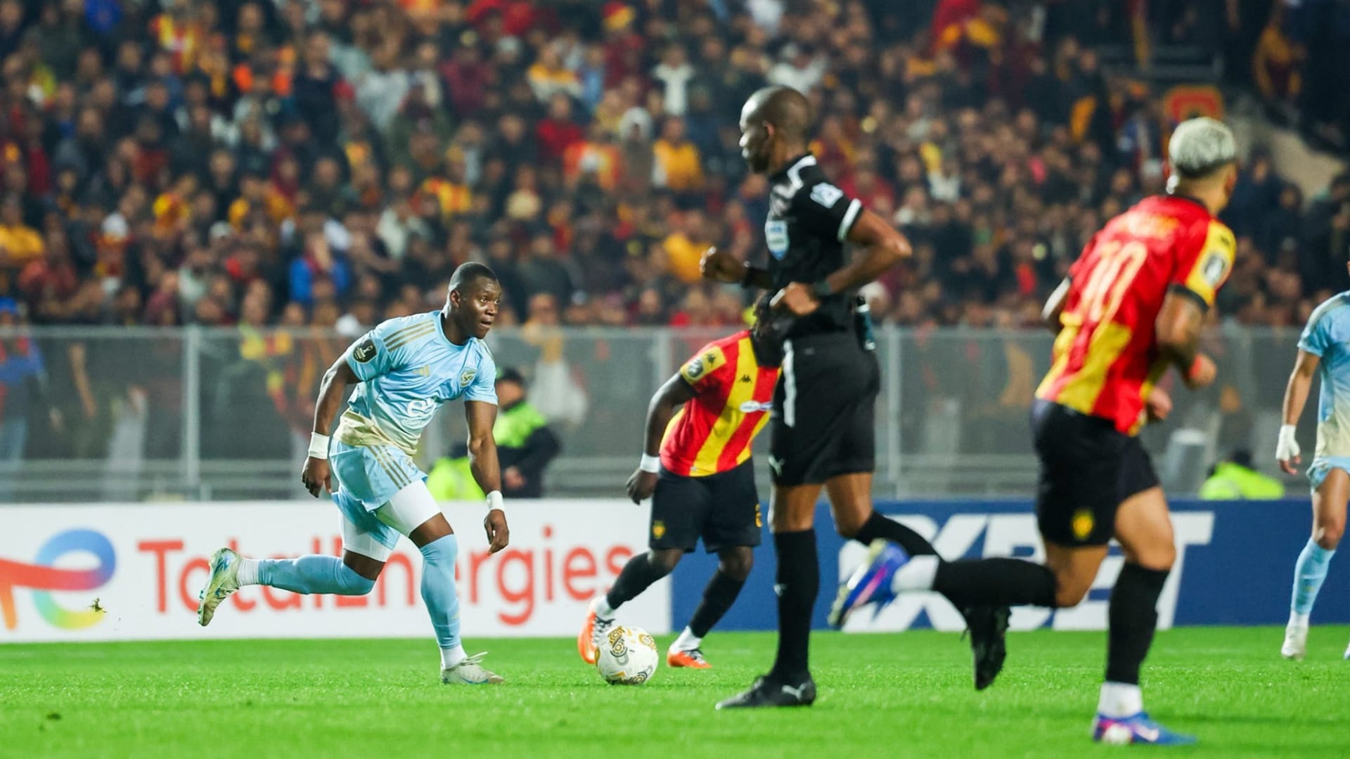 تصرف "غير متوقع" من حكم مباراة الأهلي والترجي بعد صافرة النهاية