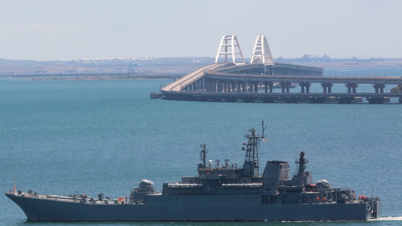 الدفاع الروسية: تعرض سفينة إنزال كبيرة تابعة للبحرية لـ"ضرر" بهجوم أوكراني