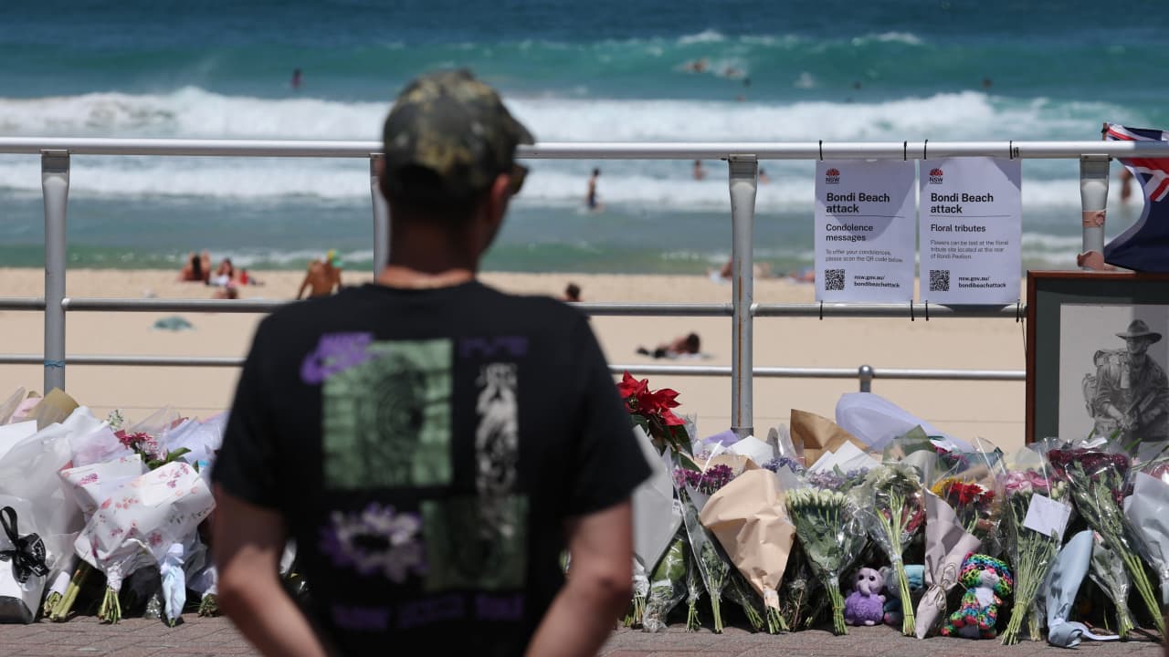 الشرطة الأسترالية توجه 59 تهمة للمشتبه به بهجوم شاطئ بوندي