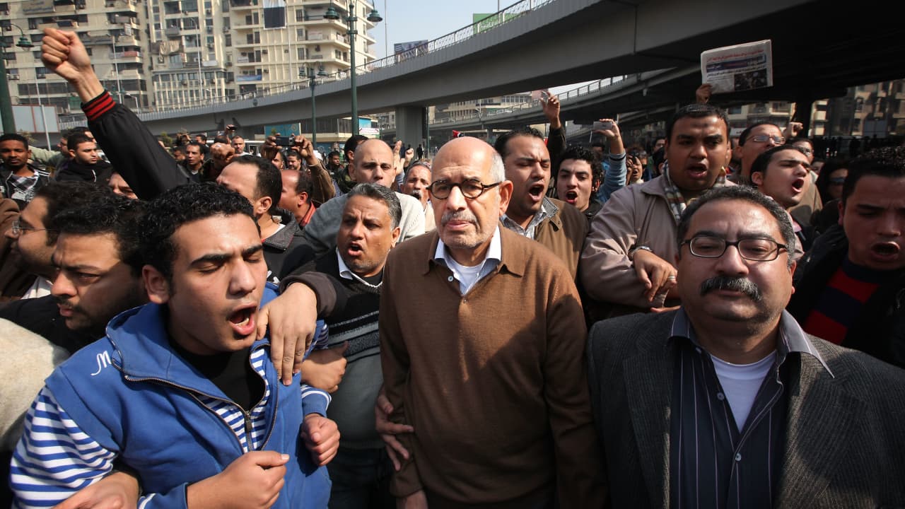 البرادعي خلال مشاركته في الاحتجاجات يوم 28 يناير 2011