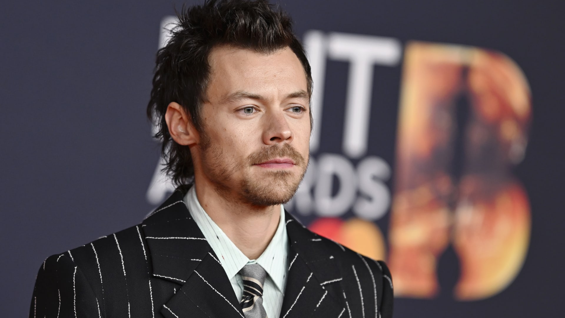 هاري ستايلز يحمل أكثر حقيبة مرغوبة عالميًّا.. من صمّمها؟