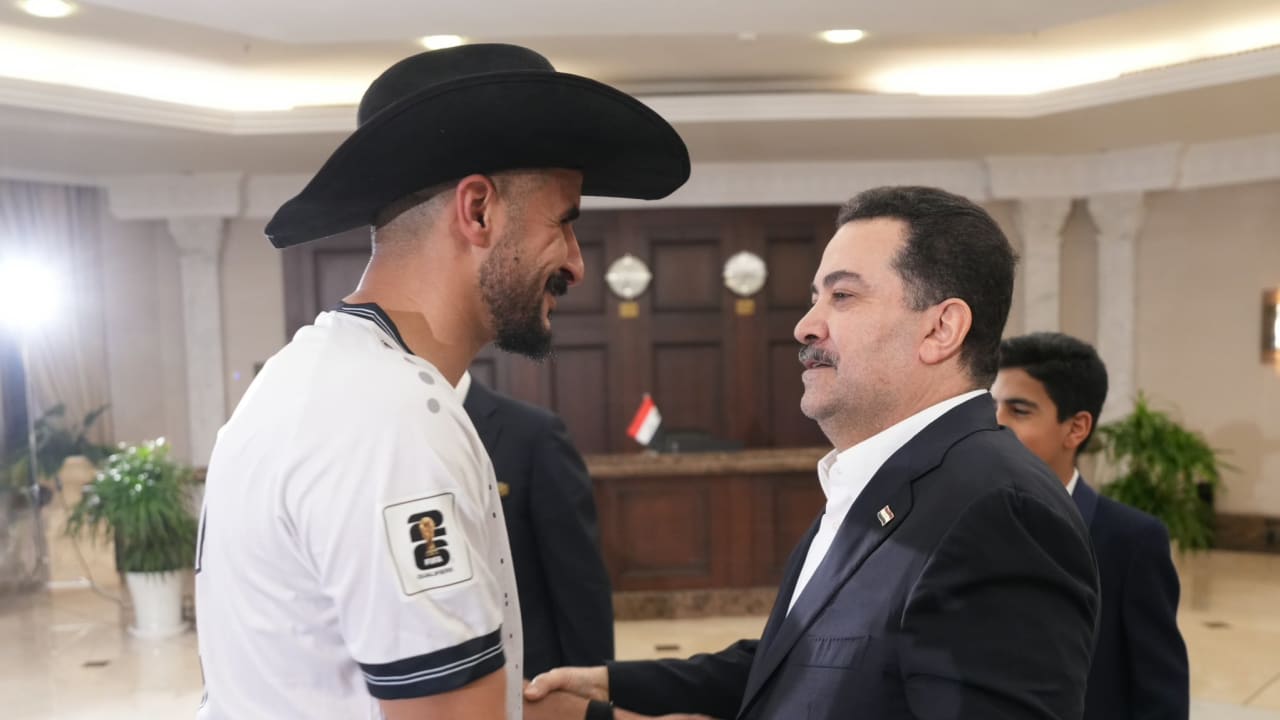 "مكسيكي؟!".. رئيس مجلس وزراء العراق يمازح أيمن حسين خلال استقباله بعثة المنتخب
