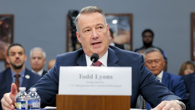 المسؤول عن الترحيل الجماعي.. مدير إدارة الهجرة والجمارك الأمريكية يتنحي عن منصبه