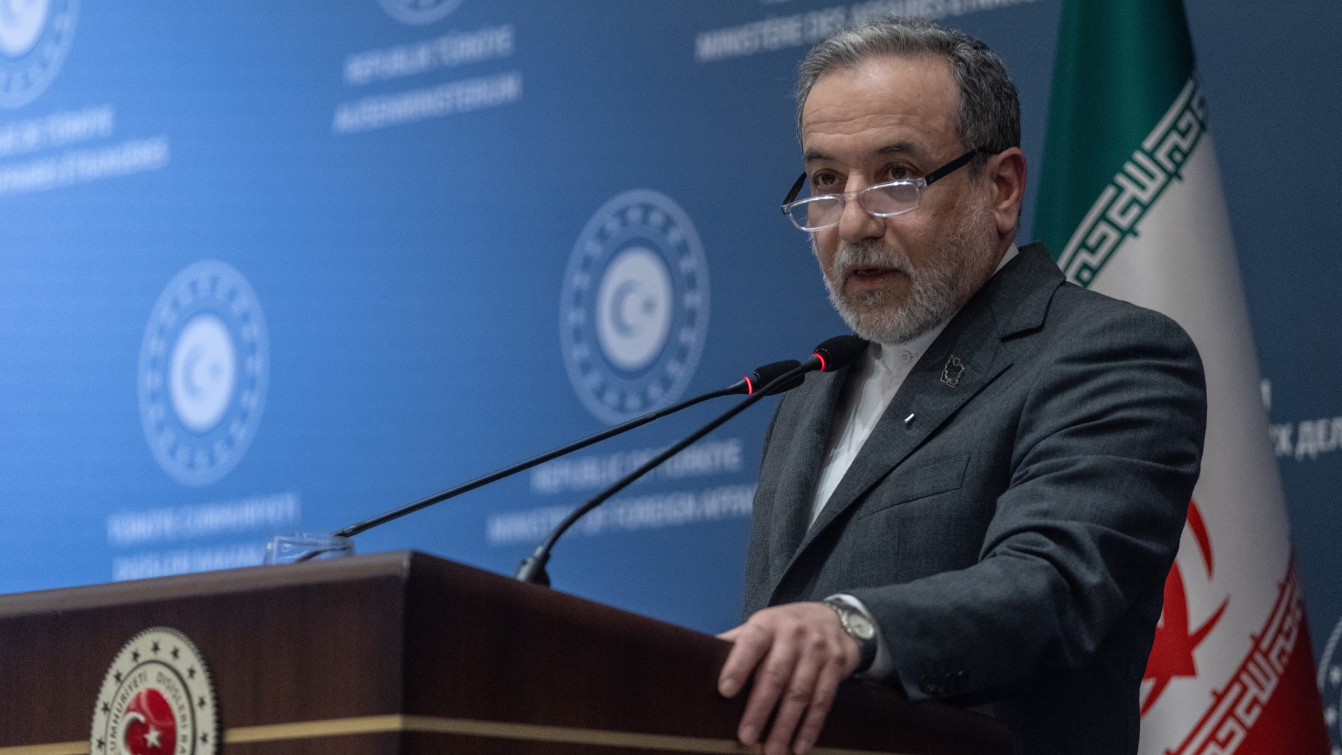 وسائل إعلام إيرانية: عراقجي يلتقي وزير خارجية عُمان قبل المحادثات مع واشنطن