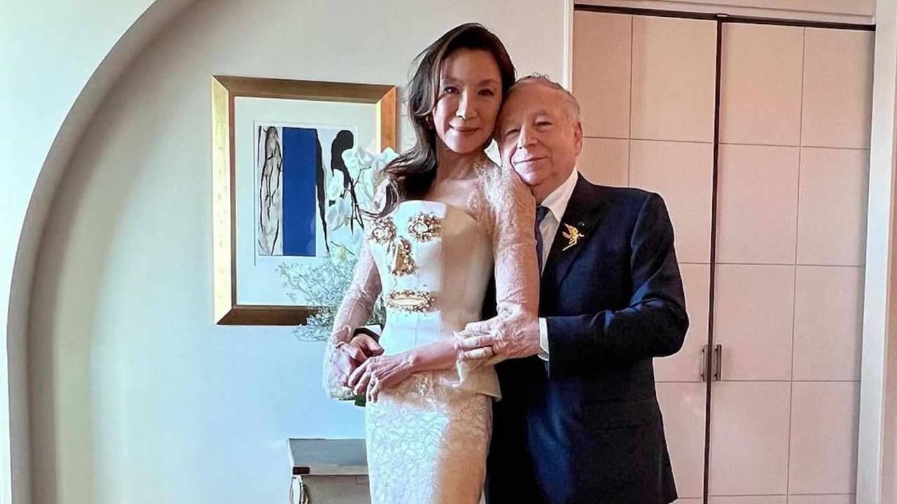 من وراء "فستان وجه السعادة" بحفل زفاف الممثلة الماليزية الحائزة على أوسكار ميشيل يوه؟