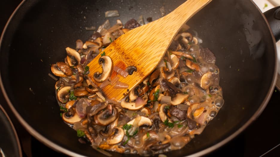 من نقع اللوز إلى تعريض الفطر للشمس.. خطوات بسيطة تُعزّز فائدة طعامك