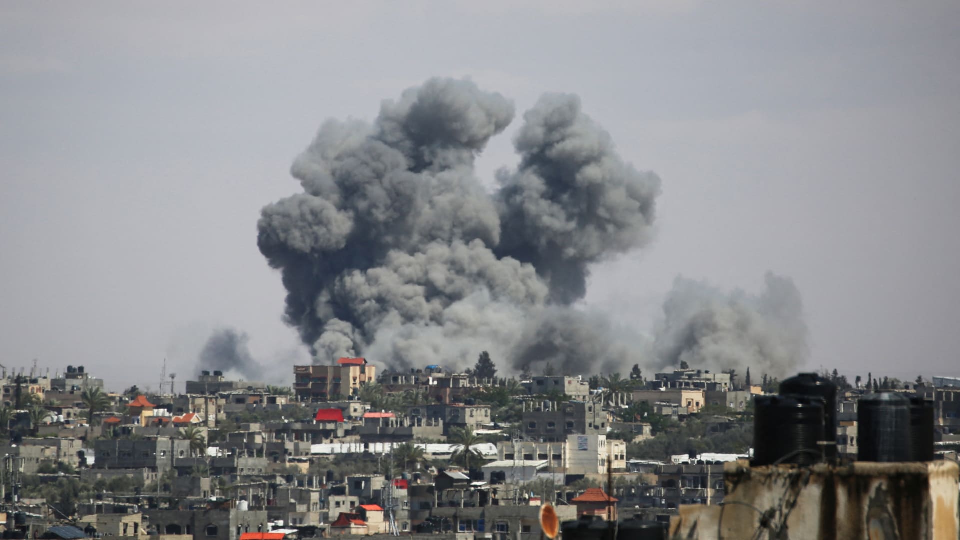 بهتاف "الله أكبر".. شاهد احتفالات سكان غزة بموافقة حماس على مقترح وقف إطلاق النار