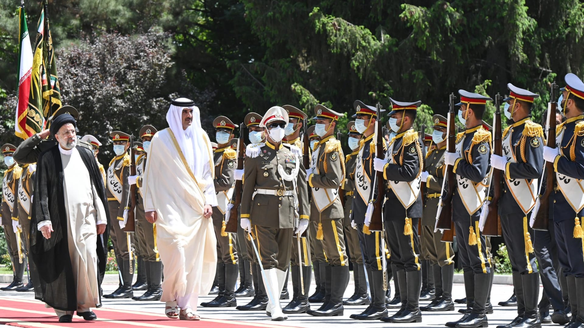 أمير قطر خلال زيارته لإيران 