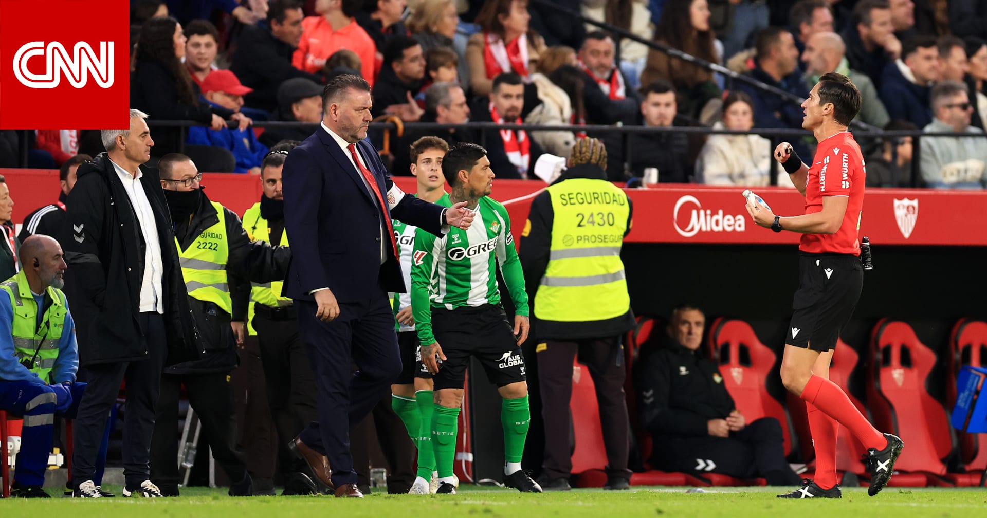 تسببت بإيقاف اللعب 15 دقيقة.. واقعة جدلية خلال مباراة إشبيلية وريال بيتيس