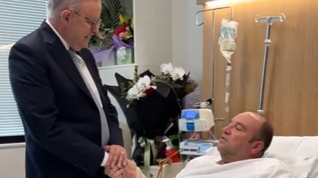 رئيس وزراء أستراليا يزور "بطل هجوم سيدني" في المستشفى.. ماذا قال عن أحمد الأحمد؟